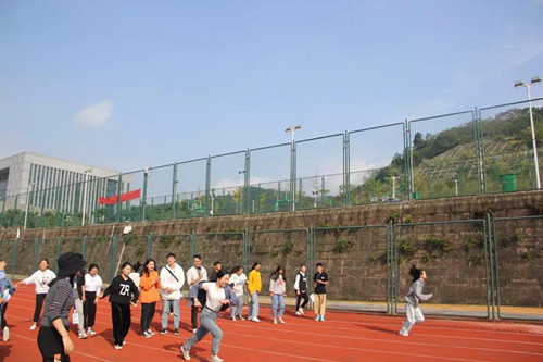 医护学院学生组织“青春飞扬·趣味运动”团建会(图1)